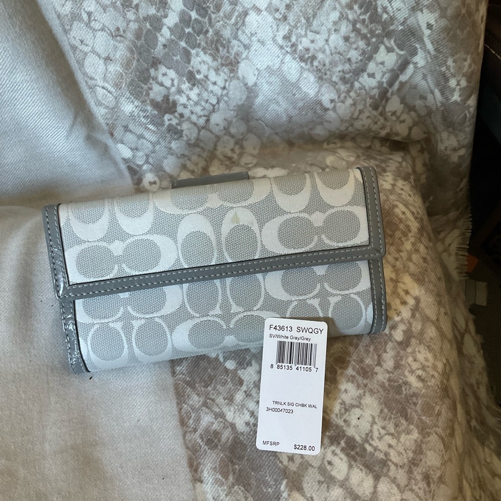 Coach Checkbook Wallet 🎀 - Picture 2 of 4